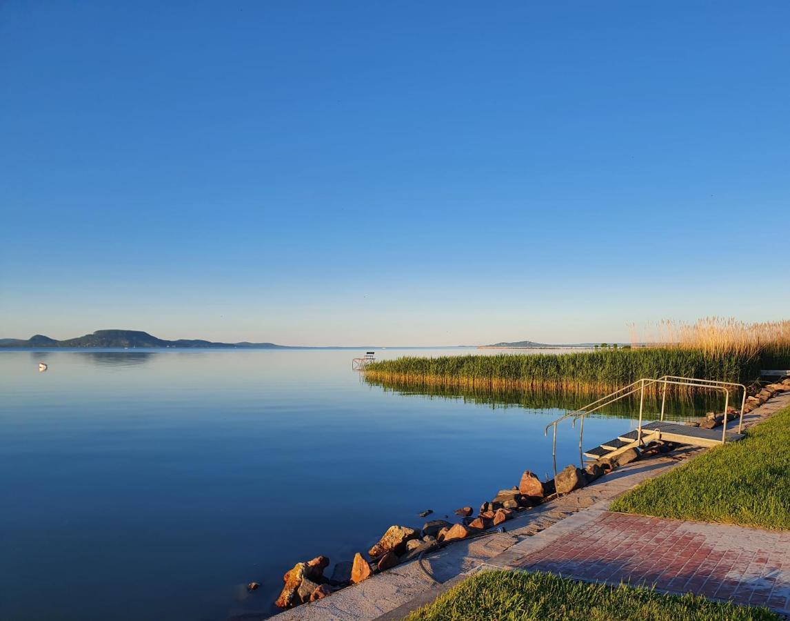 Hullám Villa B&B Balatonmáriafürdő Esterno foto