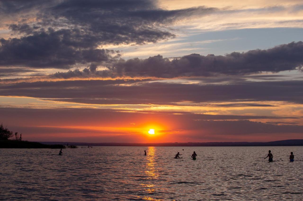 Hullám Villa B&B Balatonmáriafürdő Esterno foto