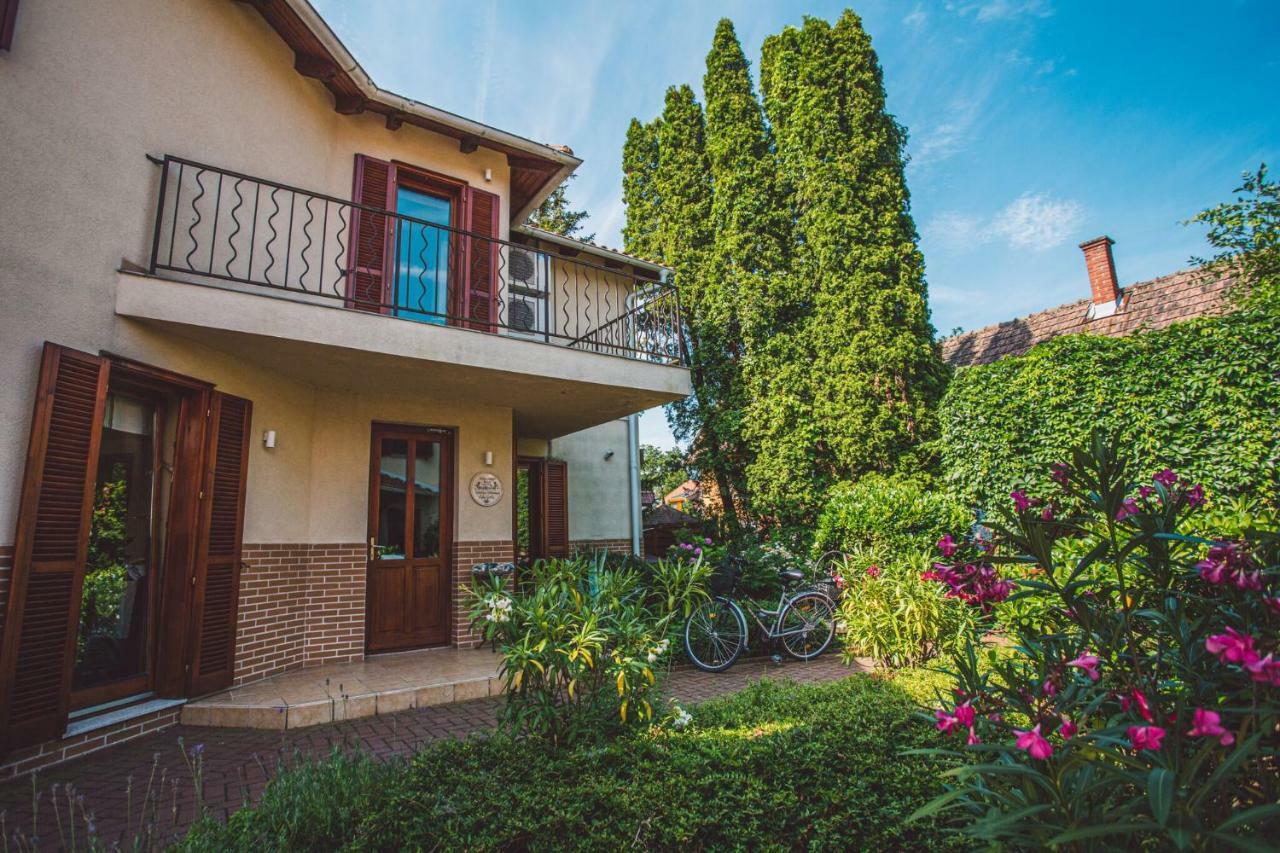 Hullám Villa B&B Balatonmáriafürdő Esterno foto