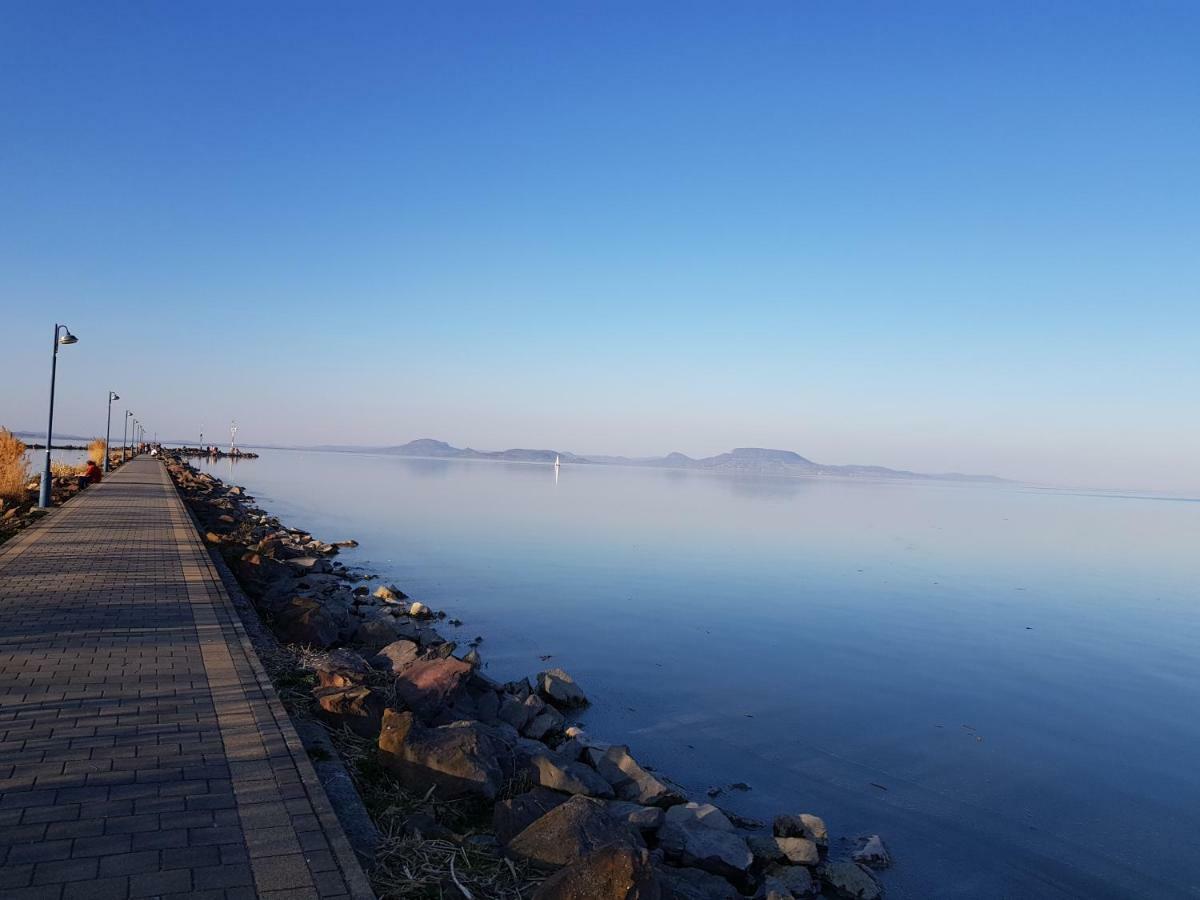 Hullám Villa B&B Balatonmáriafürdő Esterno foto